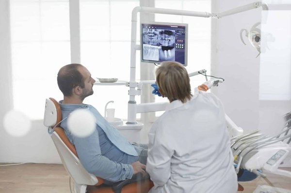 Comment une clinique dentaire aborde-t-elle la dentisterie pour seniors ?