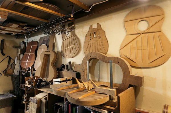 Quelles sont les étapes pour fabriquer manuellement un violon avec des matériaux locaux?